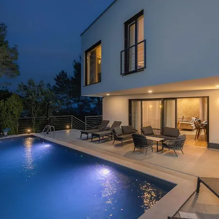 Villa In Istria With Heated Pool And 3 Bedrooms *